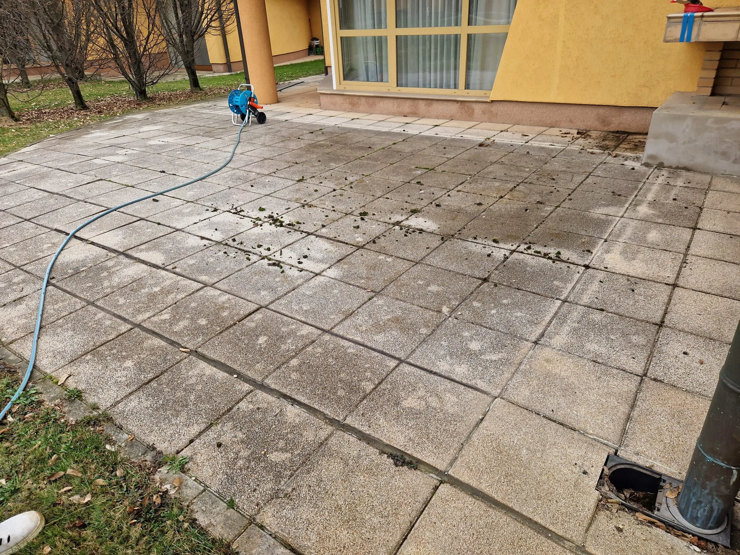Pred: zašpinená dlažba terasy pri dome