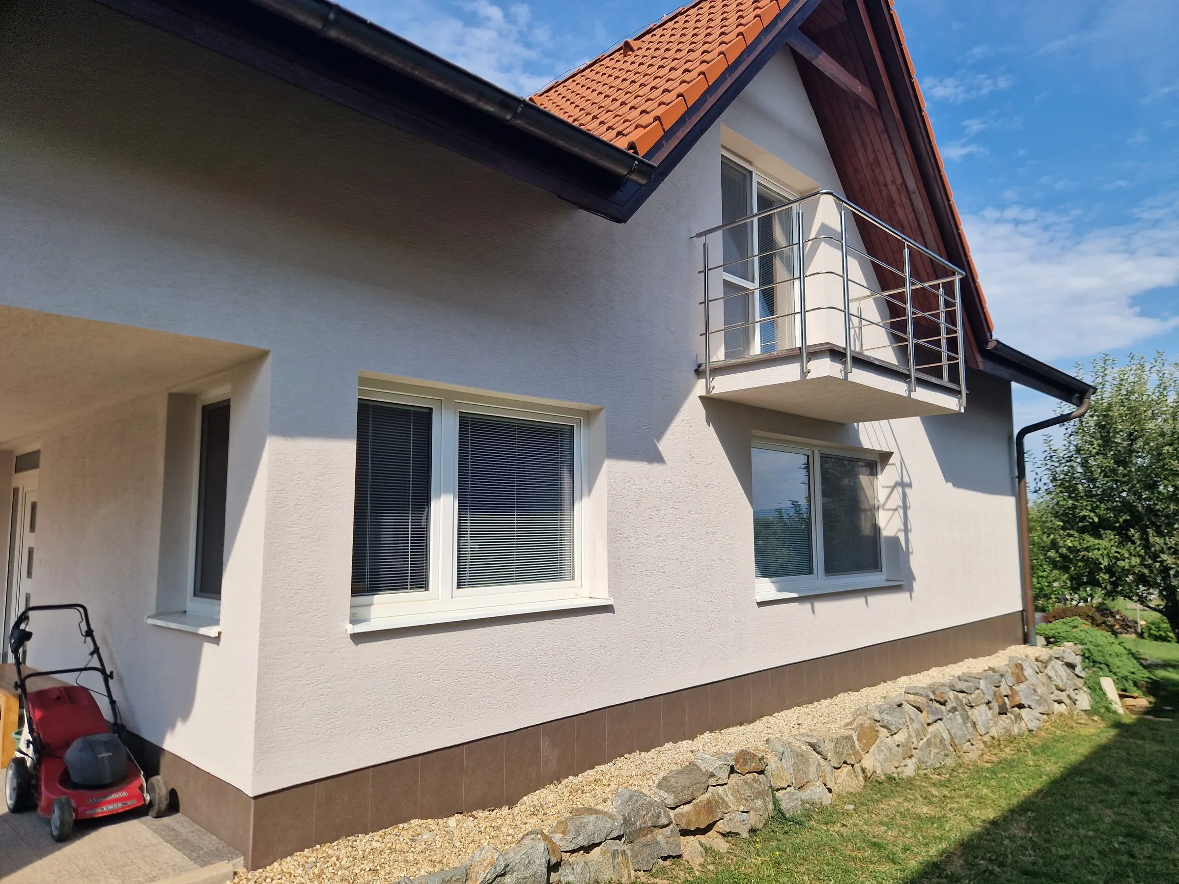 Po: bočná stena domu s novou fasádou